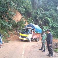 longsor-lumpuhkan-akses-jalan-bangko-kerinci-selama-7-jam