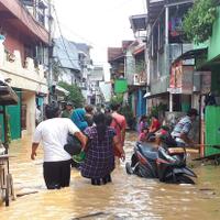terdampak-banjir-kiriman-446-warga-bidara-cina-mengungsi