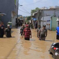 ribuan-warga-di-lima-kelurahan-terdampak-banjir-kiriman-di-tangerang