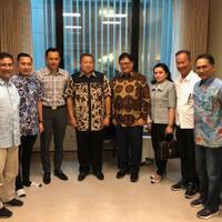 petinggi-partai-golkar-jenguk-ani-yudhoyono-di-singapura