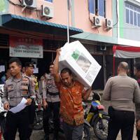 kpu-tanjungpinang-distribusikan-logistik-untuk-pencoblosan-ulang-di-5-tps