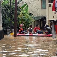 aksi-cepat-tanggap-bantu-evakuasi-korban-banjir-di-bidara-cina