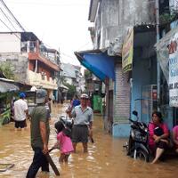 banjir-di-wilayah-jakarta-2-orang-meninggal-dan-2258-warga-mengungsi