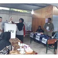 hujan-tak-surutkan-warga-datangi-tps-untuk-mencoblos-ulang