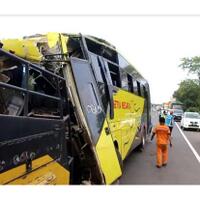 sopir-bus-ngantuk-tabrak-pembatas-jalan-tol-1-tewas-5-luka