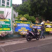 rumah-orangtua-aa-gym-di-kompleks-kpad-dipenuhi-karangan-bunga