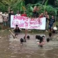 keseruan-warga-dan-relawan-jokowi-di-tangsel-ngubek-empang-ramai-ramai
