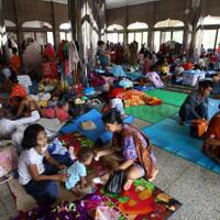 sudinsos-jaksel-salurkan-5000-paket-makanan-di-tujuh-kelurahan-terdampak-banjir