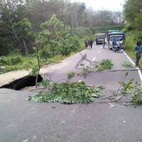 dihantam-banjir-jalan-lintas-barat-bengkulu---sumbar-putus