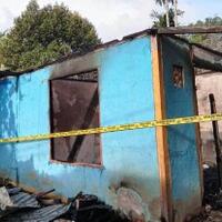 massa-bakar-rumah-terduga-pelaku-penikaman-mahasiswa-di-manokwari