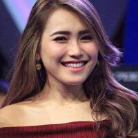 baru-datang-dari-tanah-suci-begini-ulah-ayu-ting-ting-di-pulau-bali