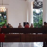 anies-terima-golok-raksasa-seberat-250-kg-bernama-si-rajut