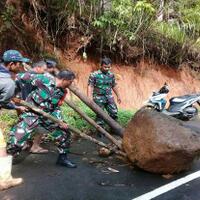 longsor-dan-pohon-tumbang-ruas-jalan-manado-rumengkor-lumpuh