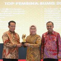 bupati-serang-raih-penghargaan-top-pembina-bumd-2019