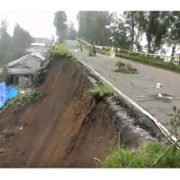 jalur-wisata-bromo-di-pasuruan-longsor-kendaraan-besar-dilarang-melintas