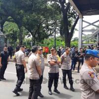 may-day-massa-buruh-kecewa-tak-bisa-mendekat-ke-istana-negara