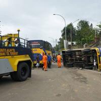 tak-kuat-menanjak-bus-terguling-di-puncak-5-penumpang-luka-luka