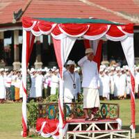 hormati-pahlawan-bupati-klungkung-dan-peserta-apel-kenakan-pakaian-adat-bali