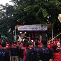 ribuan-buruh-bekasi-rayakan-may-day-dengan-berdangdut