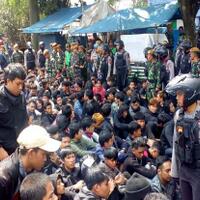 kelompok-remaja-berpakaian-serba-hitam-kacaukan-hari-buruh-di-bandung
