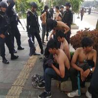 amankan-may-day-polisi-bentrok-dengah-masa-berbaju-hitam