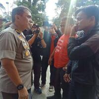 polisi-bentrok-dengan-massa-berkostum-hitam-ini-kata-kapolrestabes