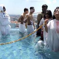 sambut-ramadan-pocong-dan-suster-ngesot-dilarung-dalam-kolam-hotel