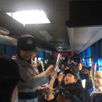 aksi-simpatik-polwan-polres-jakbar-tebar-ratusan-bunga-untuk-buruh