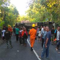 bus-rombongan-wisatawan-asal-demak-terguling-satu-penumpang-tewas