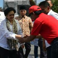 ziarah-ke-makam-bung-karno-megawati-bersyukur-pilpres-lancar