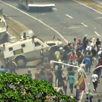 mobil-lapis-baja-pasukan-venezuela-tabrak-pendemo-di-jalan
