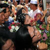 baca-nama-di-monumen-ratusan-keluarga-korban-km-sinar-bangun-histeris
