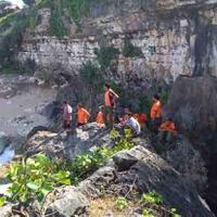 1-mahasiswa-tewas-saat-berenang-di-pantai-1-hilang
