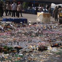 sambut-ramadhan-pemkot-jakarta-timur-giling-ribuan-botol-miras