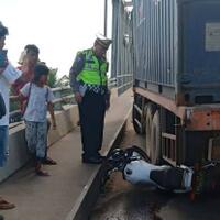 heboh-motor-polisi-ini-jadi-ganjal-mobil-tronton-yang-mundur