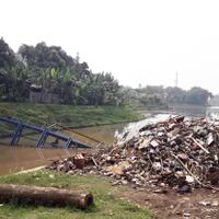jaring-besi-setu-parigi-pondok-aren-roboh-diterjang-sampah