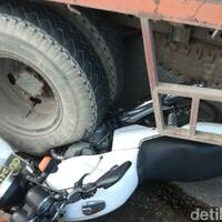 polisi-ini-ganjal-truk-rem-blong-dengan-motor-dinas-cegah-kecelakaan
