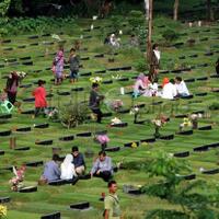 tradisi-nyekar-rezeki-pedagang-bunga-dan-petugas-kebersihan-melimpah