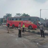 2-bus-murni-tabrakan-di-dekat-kantor-gubernur-banten-kondektur-terlempar