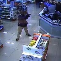 aksi-pria-todongkan-pistol-ke-pegawai-toko-obat-di-bali-terekam-cctv