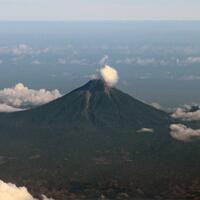 fakta--misteri-gunung-api-tertinggi-di-indonesia