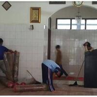 tradisi-bersihkan-masjid-panti-sosial-tertua-di-garut-jelang-ramadhan