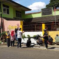 jadi-sasaran-vandalisme-slb-c-plus-bandung-dibersihkan-puluhan-anak-muda