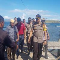 kapolres-mabar-kunjungi-korban-banjir-di-kampung-komodo