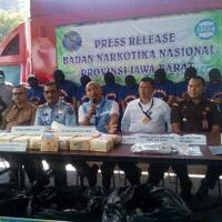 2-pengedar-sembunyikan-70-kg-ganja-dalam-ban-mobil