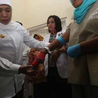 khofifah-kunjungi-wiji-di-rsj-menur