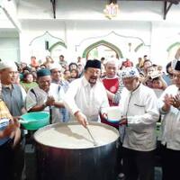 warga-rela-antre-untuk-dapatkan-bubur-samin-masjid-darussalam-solo