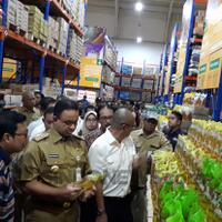 sidak-ke-pasar-kramat-jati-anies-baswedan-pastikan-harga-pangan-stabil