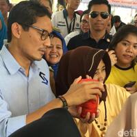 anies-ulang-tahun-sandiaga-hadiahi-kue-khas-lebaran-karya-ok-oce