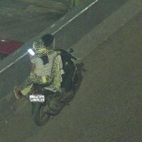 astaga-masih-pakai-mukena-dua-sejoli-ini-tertangkap-cctv-peluk-pelukan-di-flyover